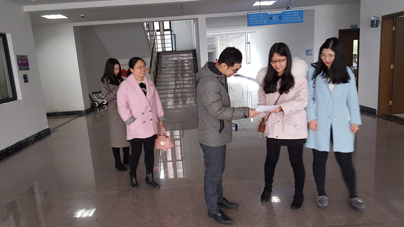 2018-2-26-新学期课堂一派生机盎然-伟德国际1946源自英国开学查课纪实 (1)_副本.jpg