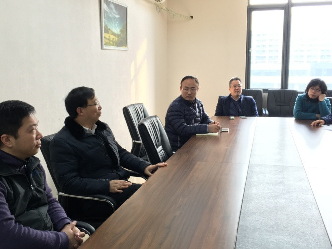图3伟德国际1946源自英国姜斌院长和电气工程党支部党员们进行讨论和交流_副本.jpg